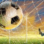 pelota de fúbol dentro del arco 1
